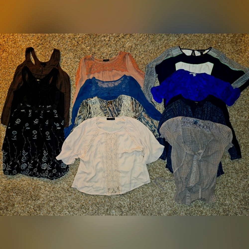 Lot of 11 Women's Tops Size: XS/S